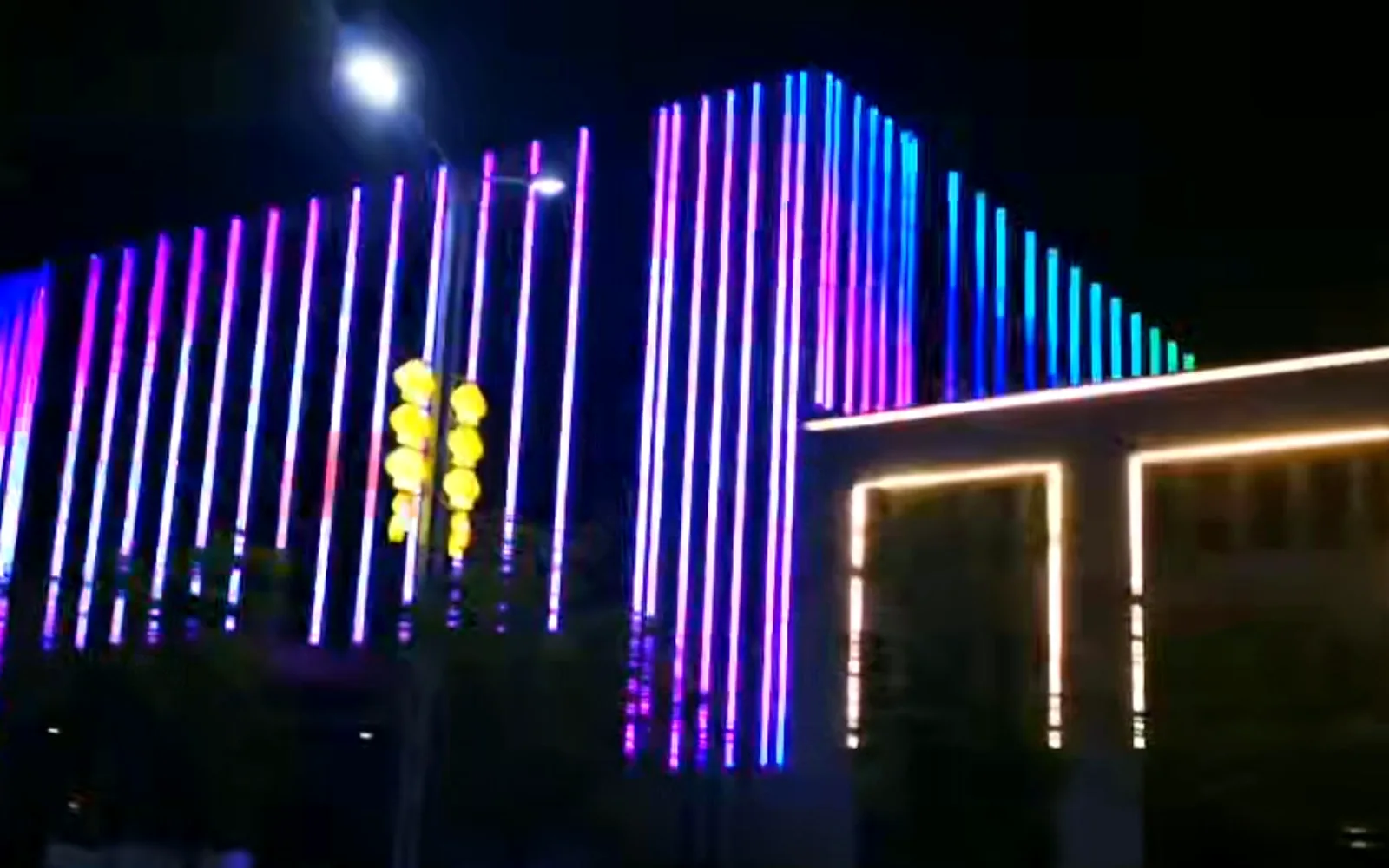 800 m Pixel Tube on a Commercial-Plaza Facade — view 1