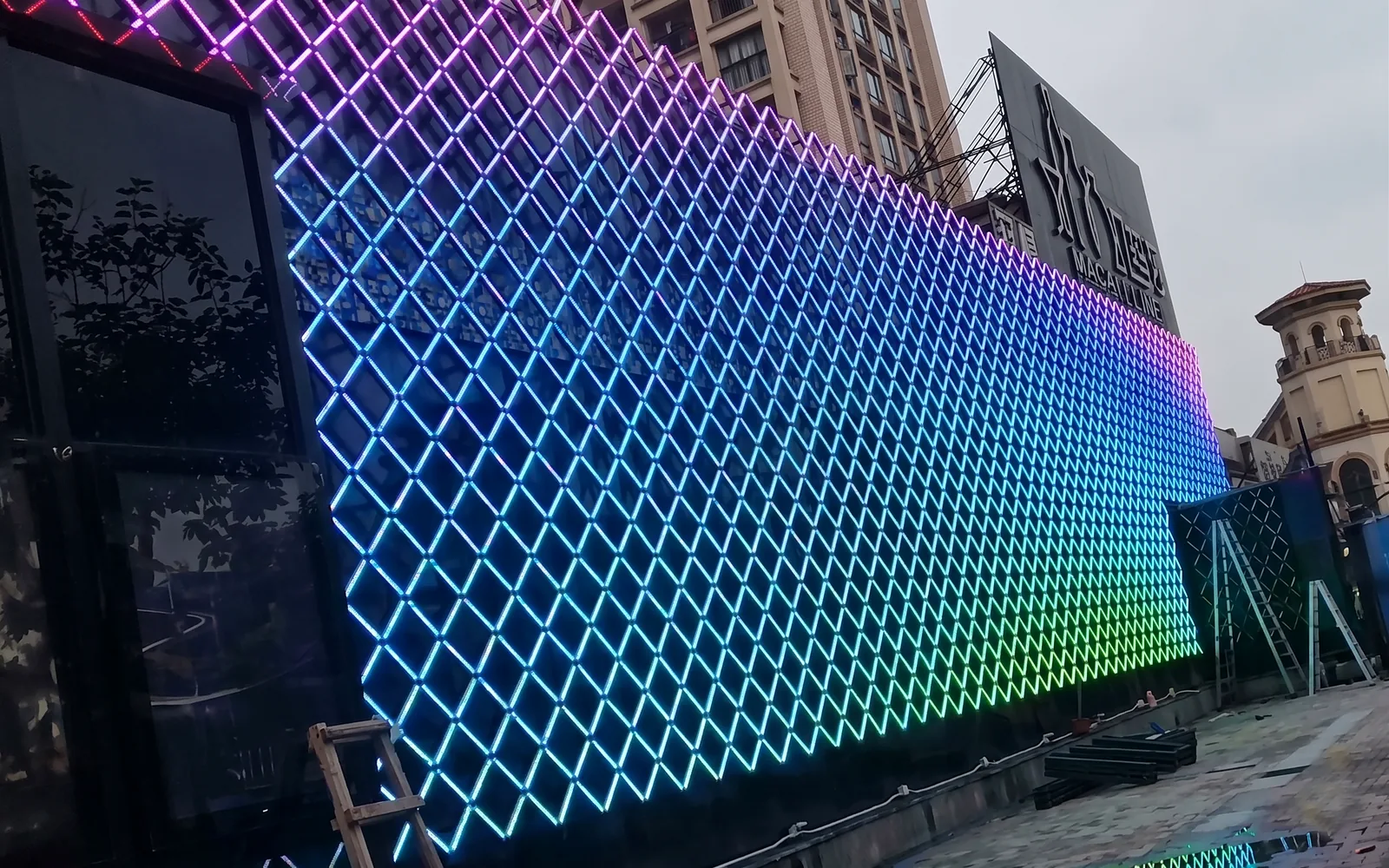 Digital-tube feature wall in a venue