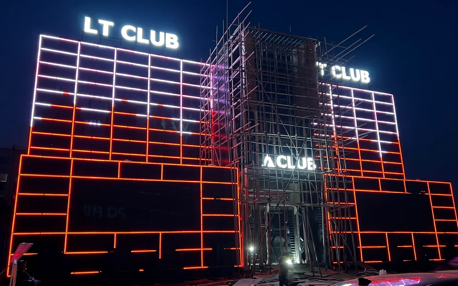 760 m Pixel Bar on a US Club Facade — view 1