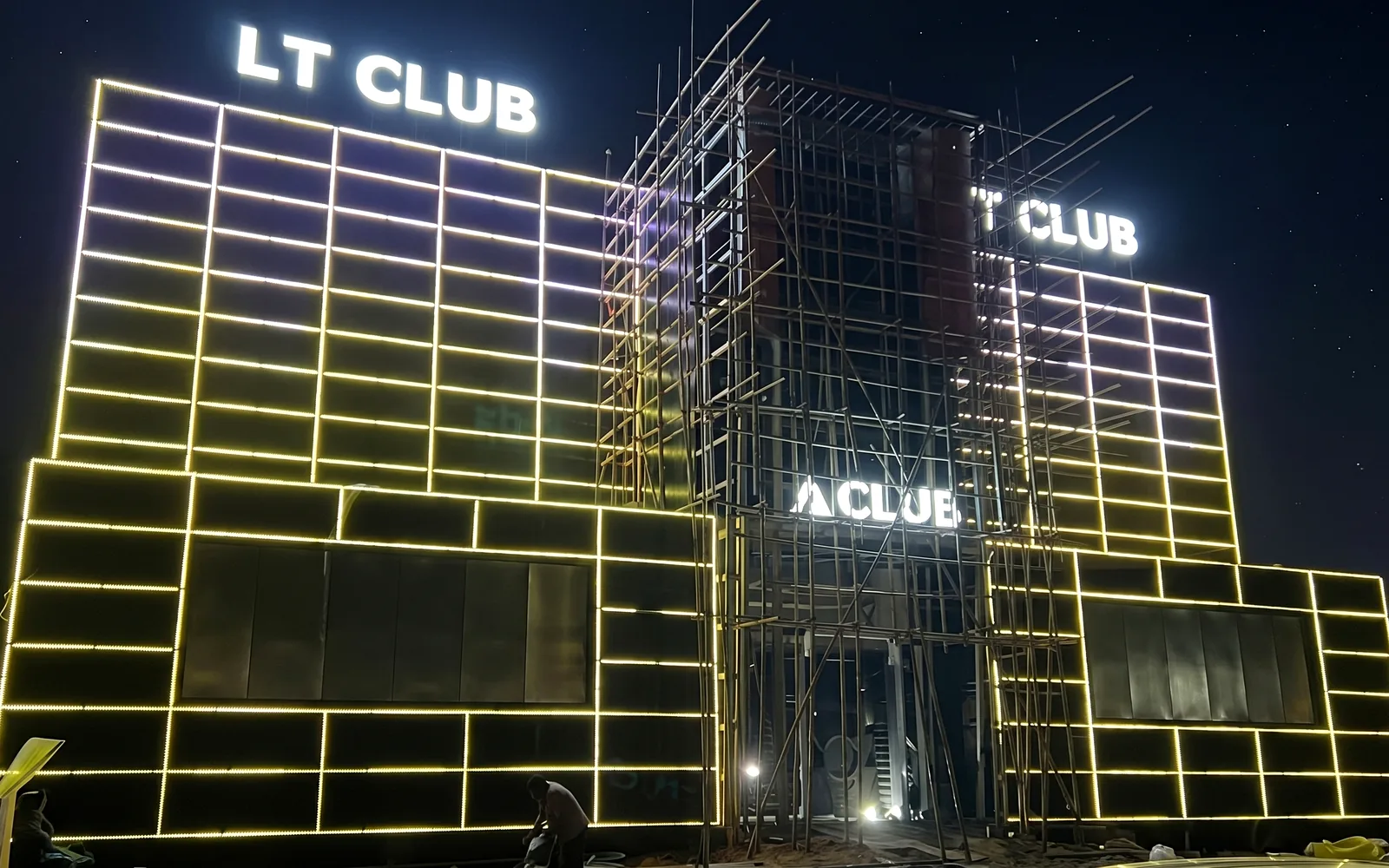 760 m Pixel Bar on a US Club Facade — view 2