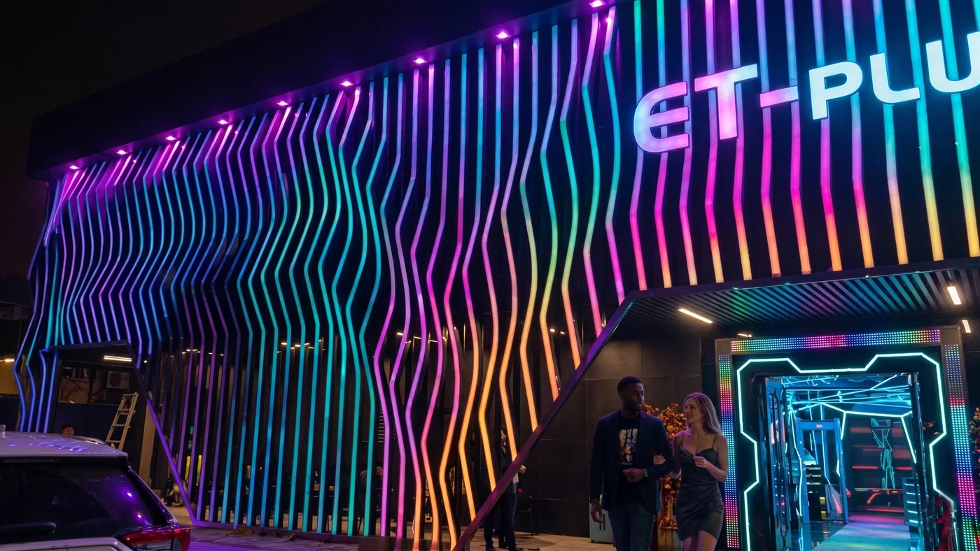 2,600 m Pixel + Neon Facade for a US Bar